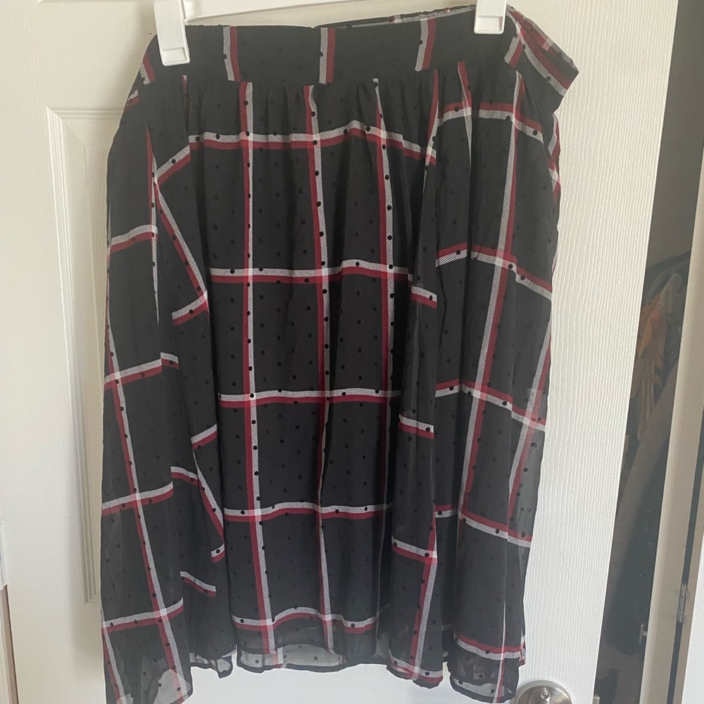 NWOT torrid flowy skirt 26